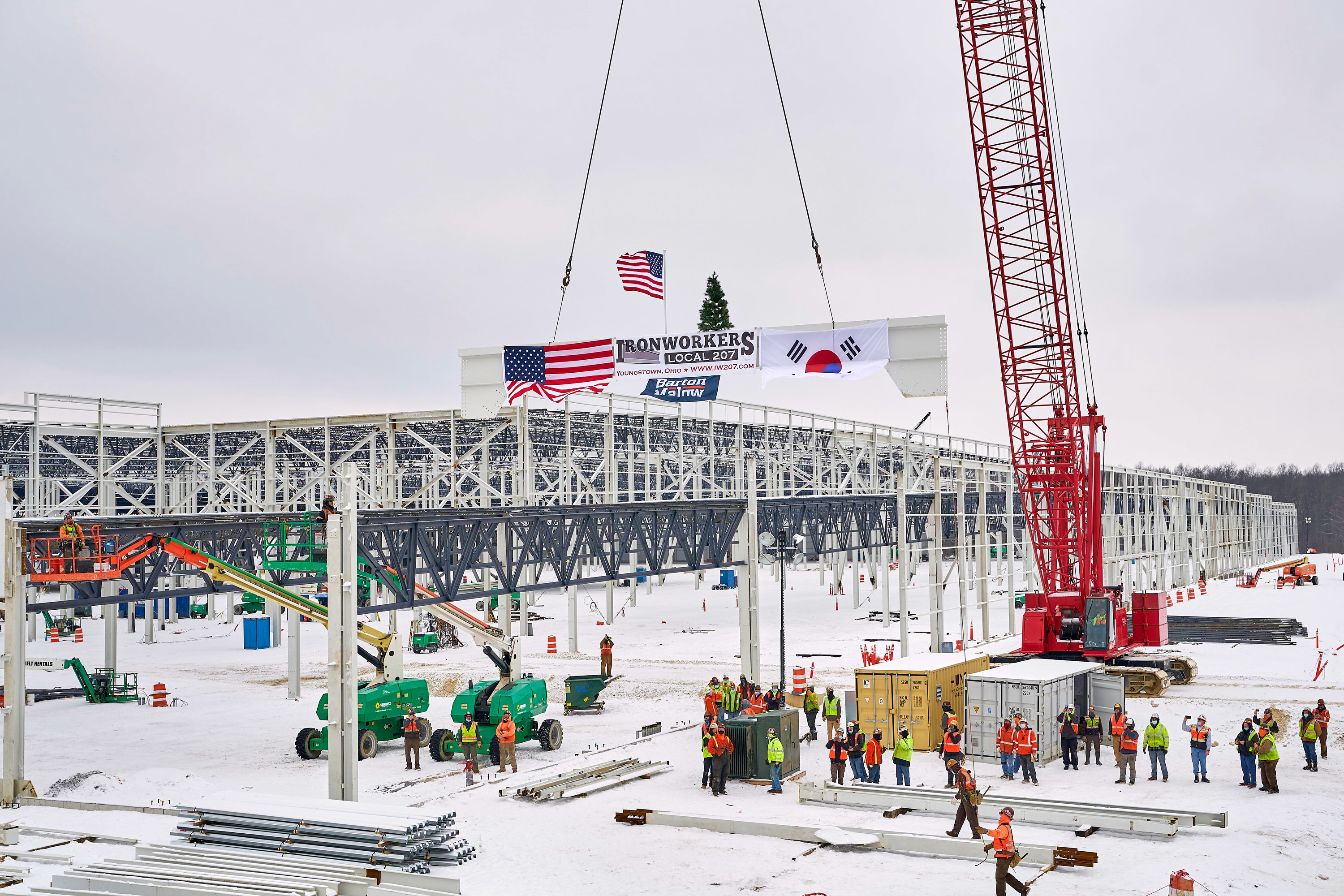 The last steel beam being placed in February 2021. Roger Mastroianni for Ultium Cells.
